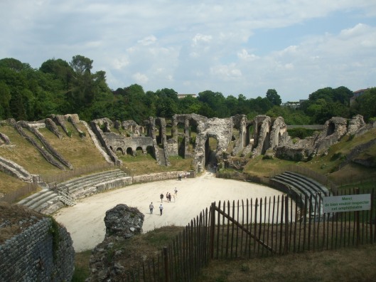 Descent, Saintes, amphitheater